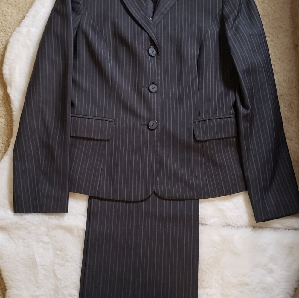 Women's 3 button single breasted suit